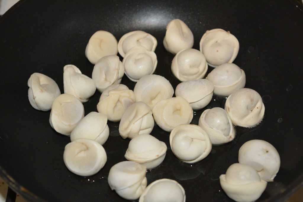 Жареные пельмени на сковороде рецепт замороженные пошаговый с фото в домашних условиях