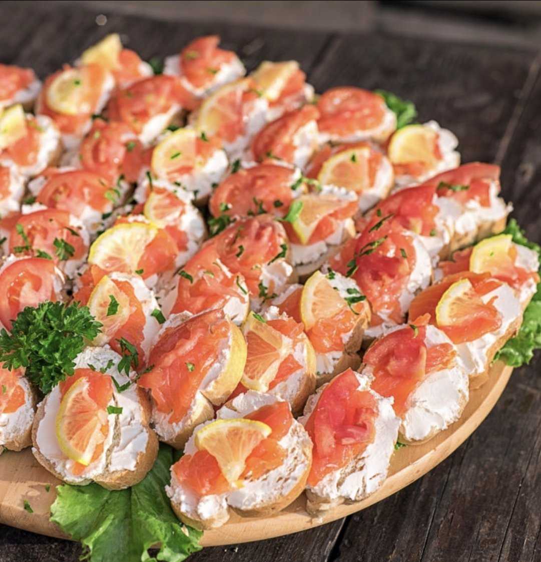 Бутерброды на праздничный стол с красной рыбой и творожным сыром и огурцом рецепты с фото