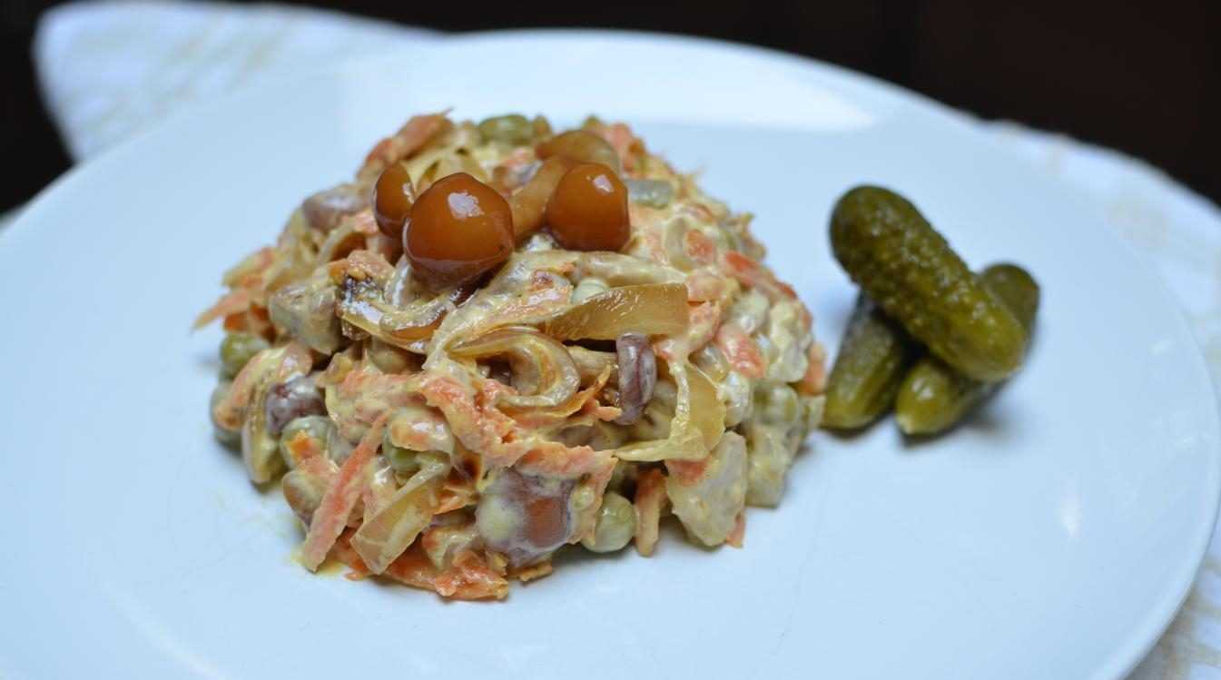 Салат с опятами и морковкой