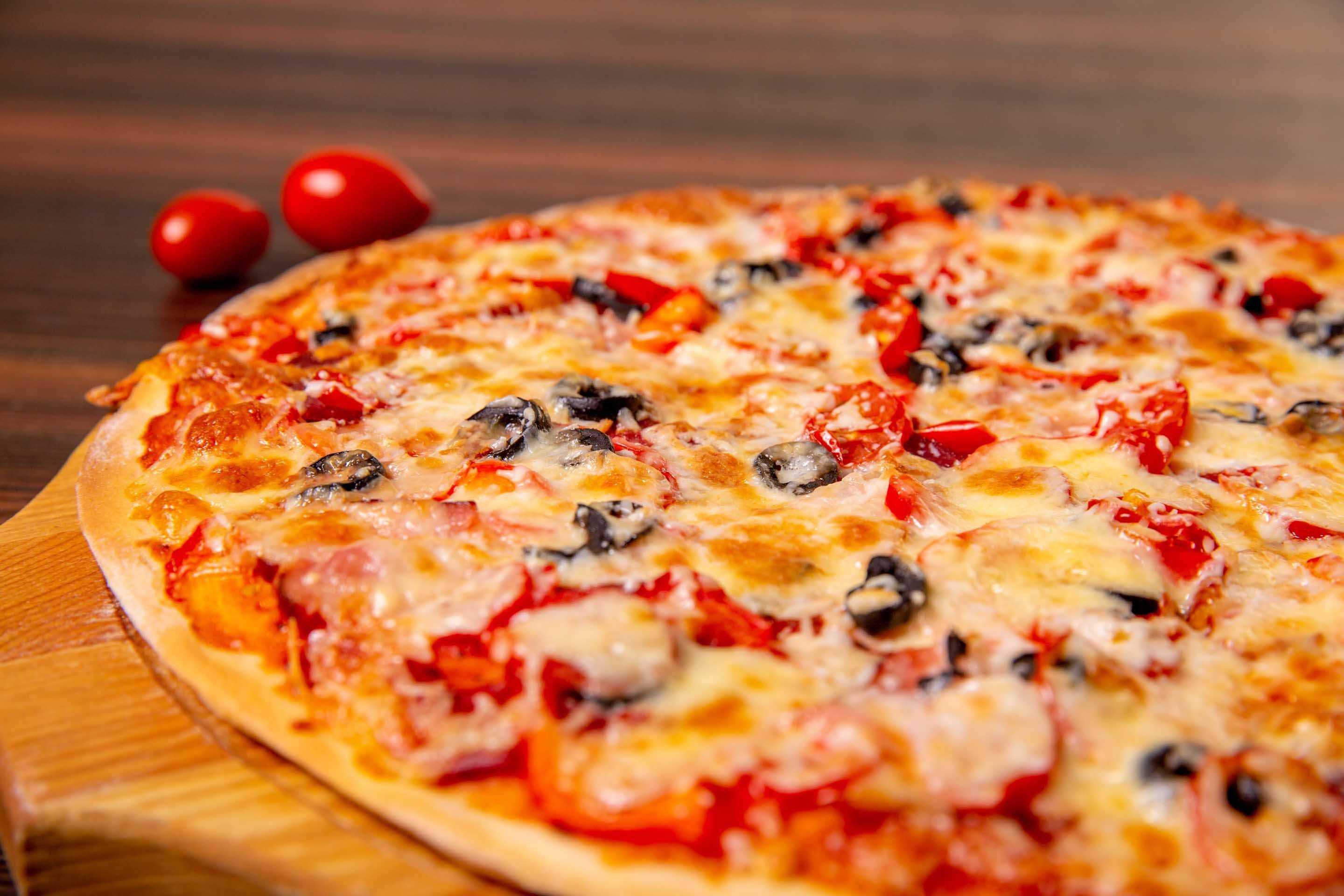 Домашняя пицца на тонком тесте рецепт. "Пицца". Пышная пицца. Пицца домашняя. Красивая пицца домашняя.