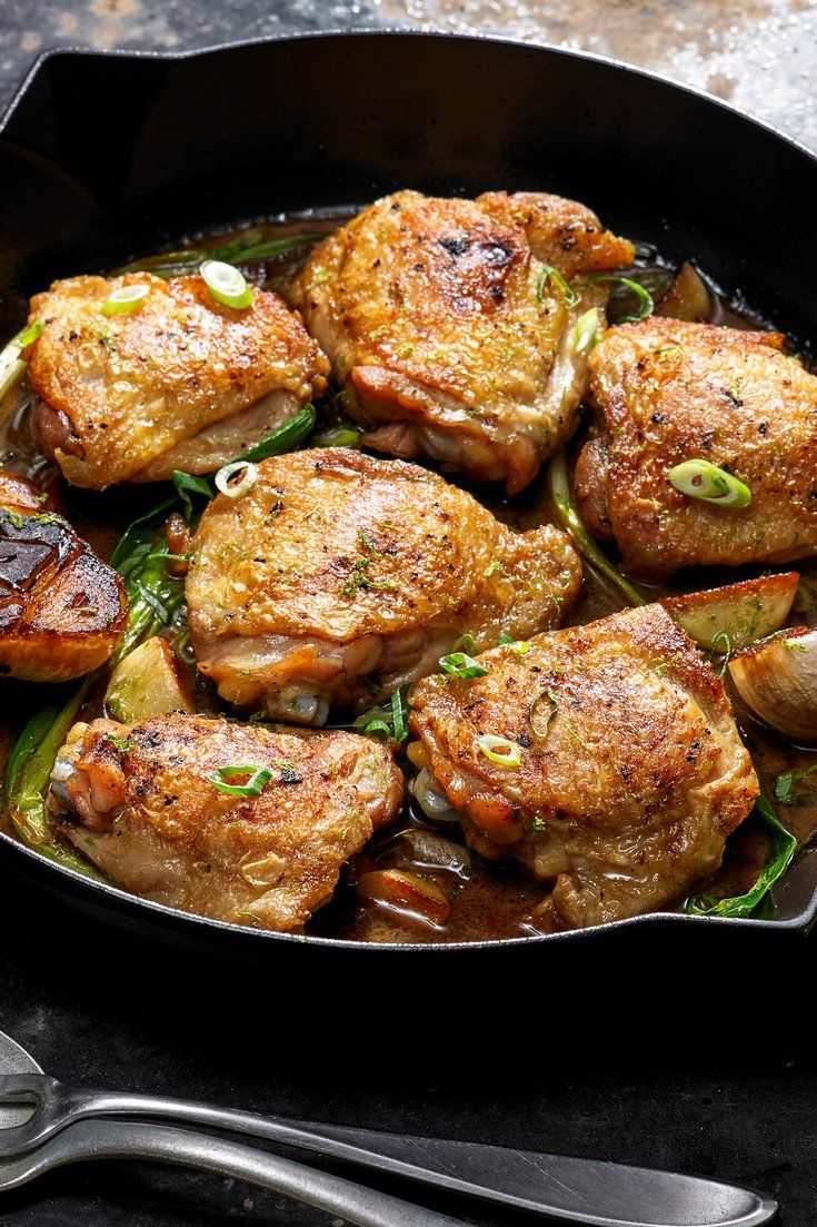 Рецепт вкусных бедер куриных на сковороде. Бедрышки куриные на сковороде. Бедро куриное жареное. Жареные куриные бедра на сковороде. Бедрышки куриные жареные.