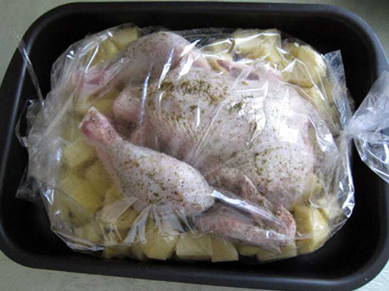 При какой запекать курицу в духовке. Курица в рукаве для запекания. Костица в рукаве для запекания. Курица с картошкой в духовке в рукаве. Курица с картошкой в рукаве для запекания в духовке.