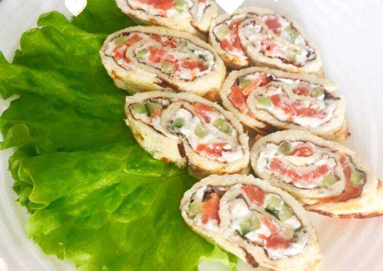 Яичный рулет с красной рыбой