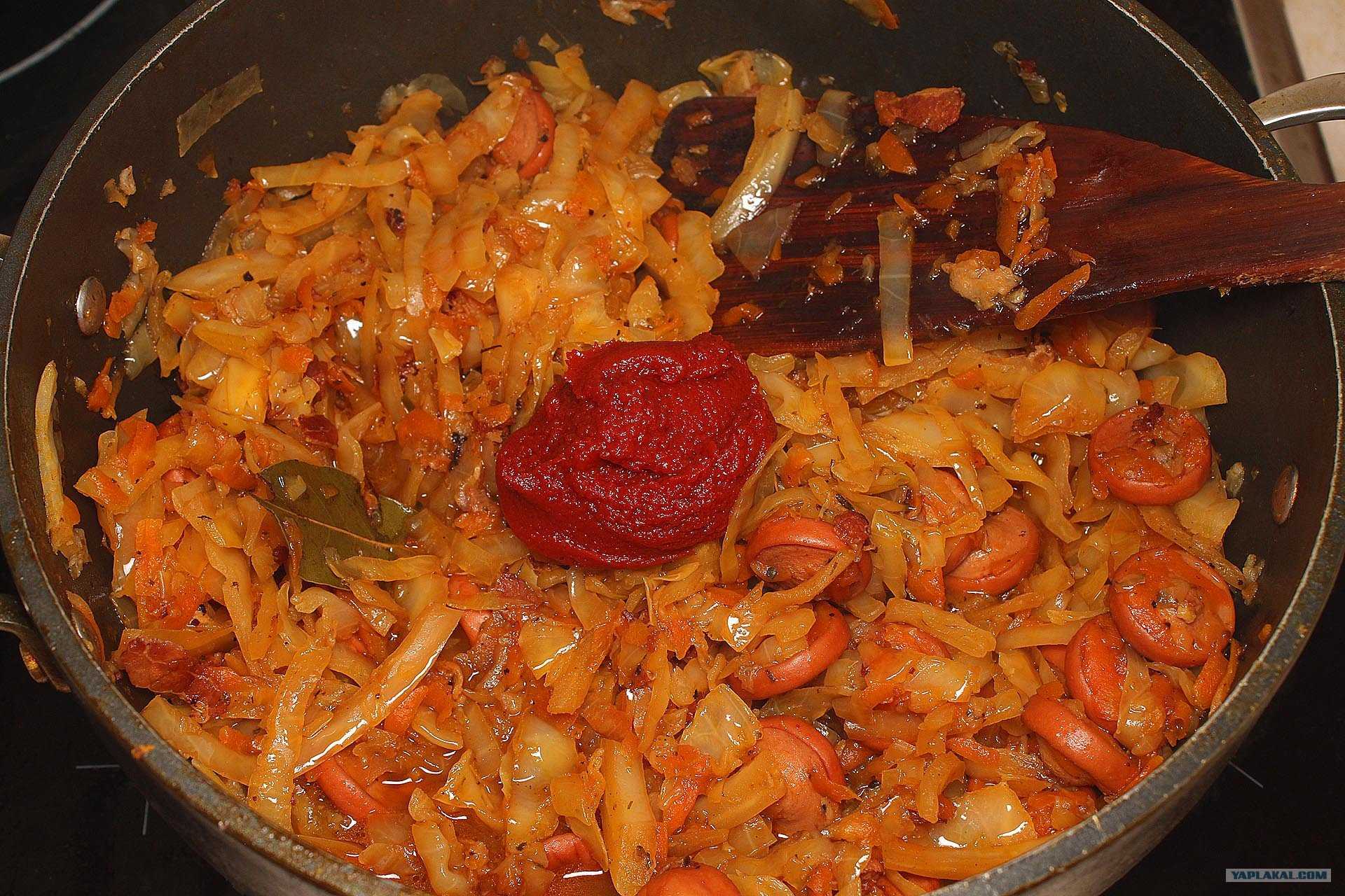 Тушеная капуста с сосисками на сковороде рецепт с фото пошагово с помидорами