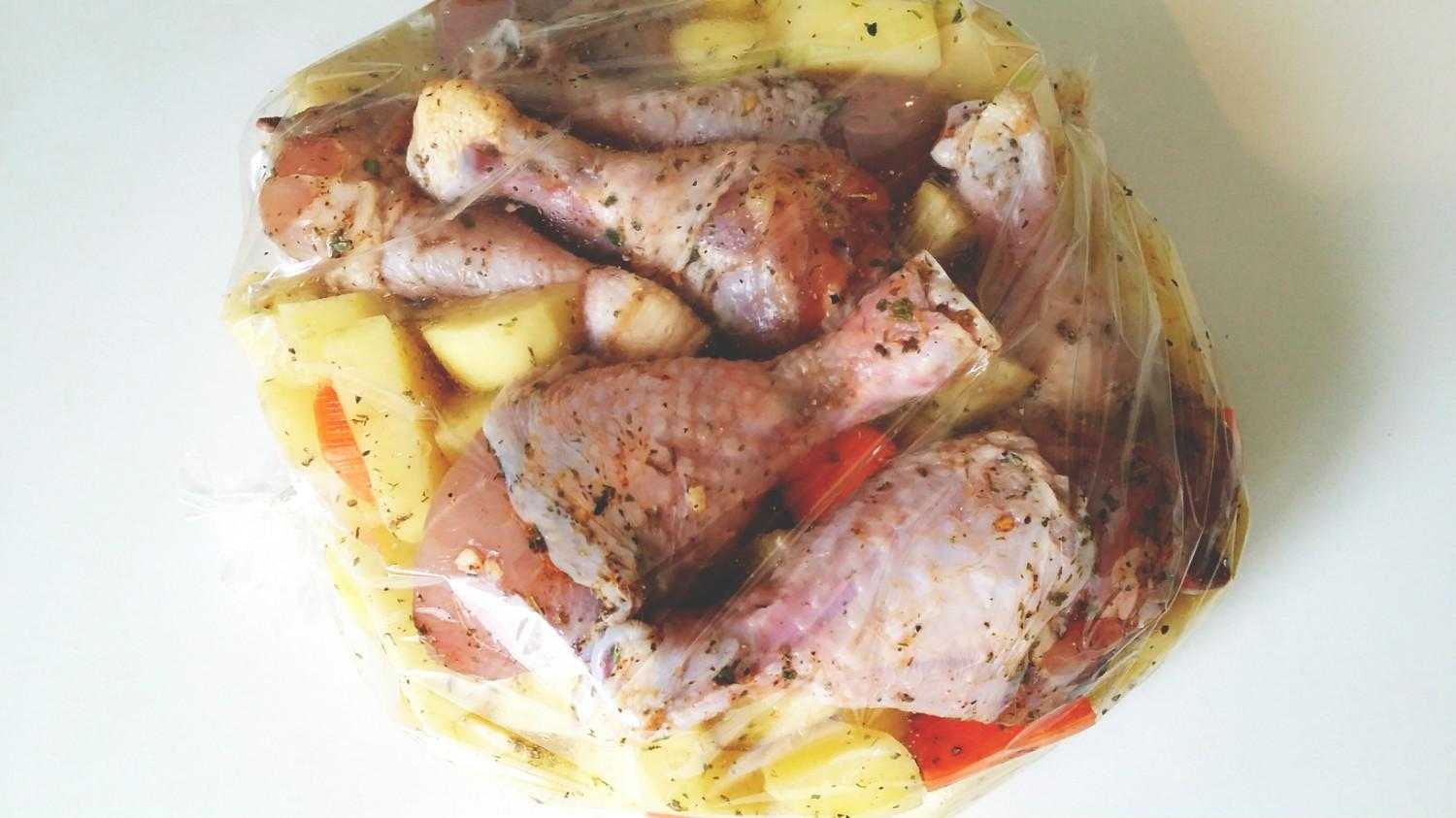 Рецепт картошки запеченной в рукаве в духовке. Курица с картошкой в духовке в рукаве. Курица с картошкой в рукаве для запекания в духовке. Куриные ножки с картошкой в рукаве. Куриные голени с картошкой в рукаве.