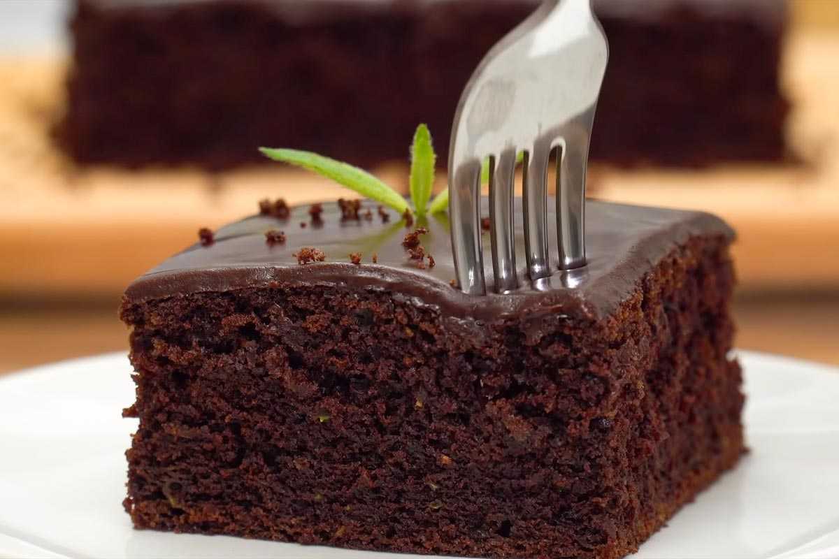 Лучший рецепт шоколадного брауни. Шоколадний бравний торти. Шоколадный Брауни. Кекс Брауни шоколадный. Шоколадный кабачковый торт.
