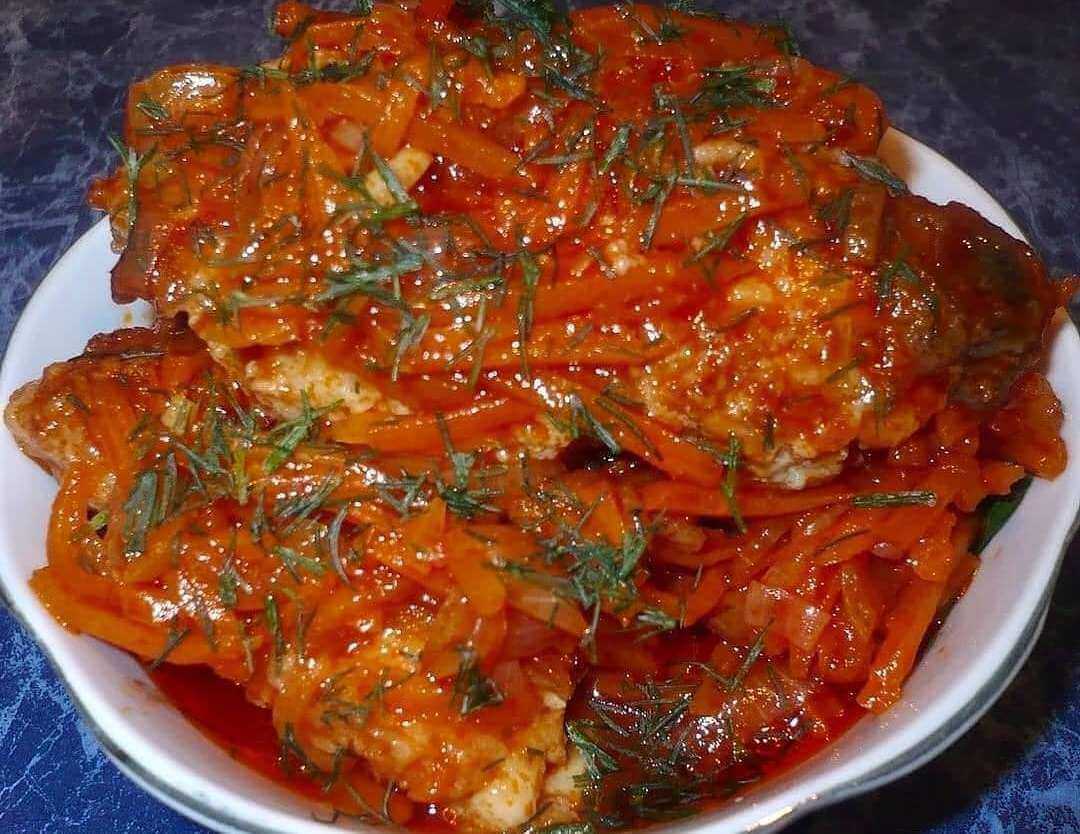 Рыба с морковью и луком - как вкусно готовить жареную или тушеную с картофелем, в томате или сметане