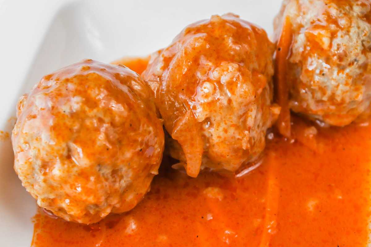 Тефтели с подливкой в духовке: 10 вкуснейших рецептов