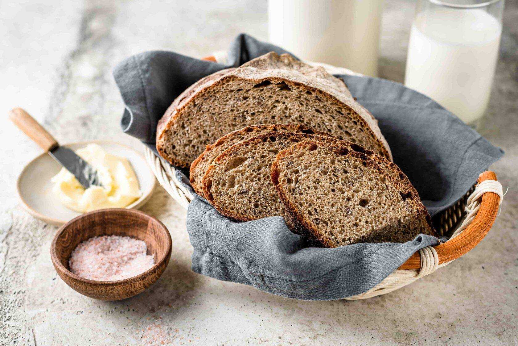 Простой хлеб на закваске. Хлеб на закваске. Ржаной хлеб на закваске. Заварка для ржаного хлеба. Домашний хлеб на закваске.
