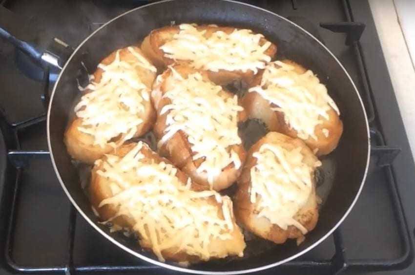 Гренки из батона с яйцом на сковороде. Гренки с сыром на сковороде из батона. Гренки из батона с яйцом и молоком на сковороде. Гренки из батона с яйцом и молоком и сыром на сковороде. Яйца жареные в батоне на сковороде с сыром.