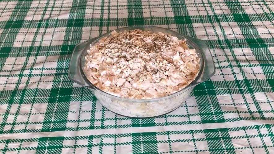 Второе с копченой курицей. Салат блинный с копченой курицей и чесноком классический рецепт.