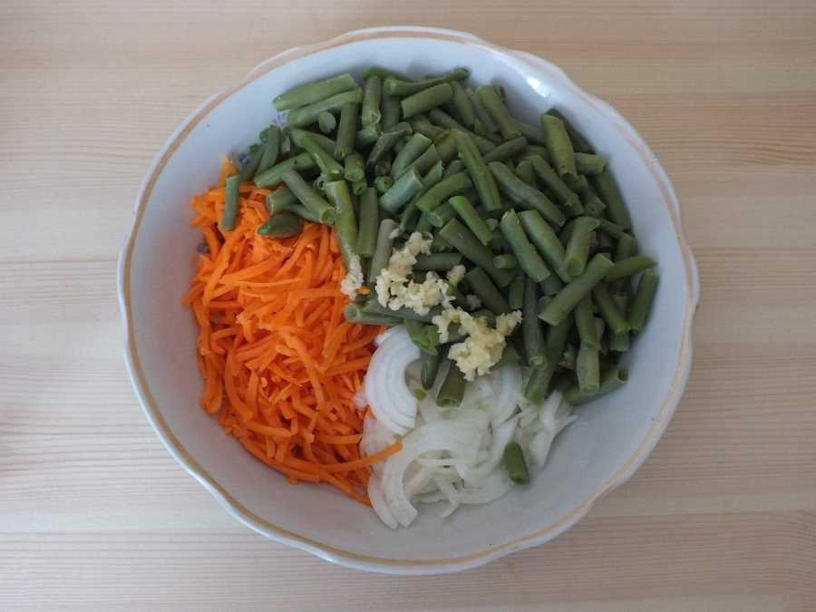 20 очень вкусных салатов с фасолью и сухариками