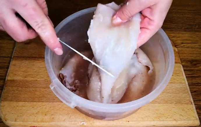 Сколько варить кальмаров для салата и других блюд, чтобы избежать «резинового» вкуса