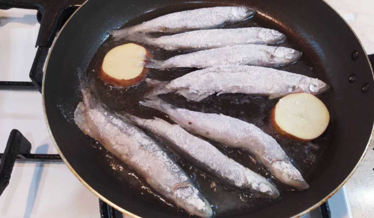 Вкус и запах рыбы. Рыба на сковороде. Рыба жарится на сковородке. Рыбка жареная на сковороде. Рыба мойва на сковородке жареная.