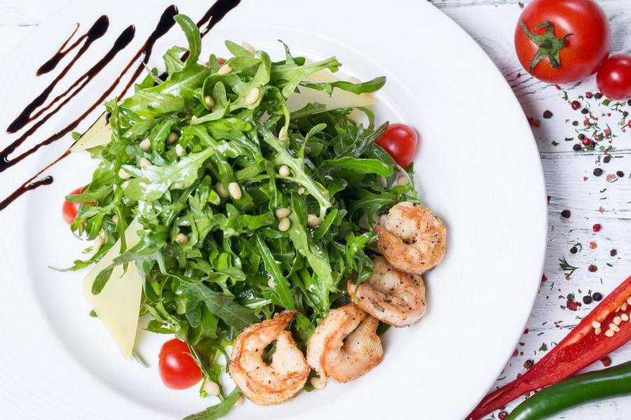 Очень вкусный салат с креветками и помидорами — простые рецепты домашнего салата