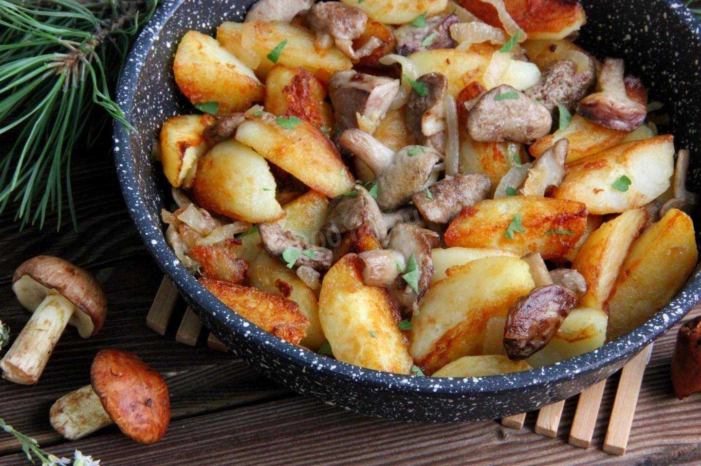 Есть картошку с грибами. Жареная картошечка с грибами. Маслята грибы жареные с картошкой. Картофель жареный с грибами. Картошечка с грибами на сковороде.