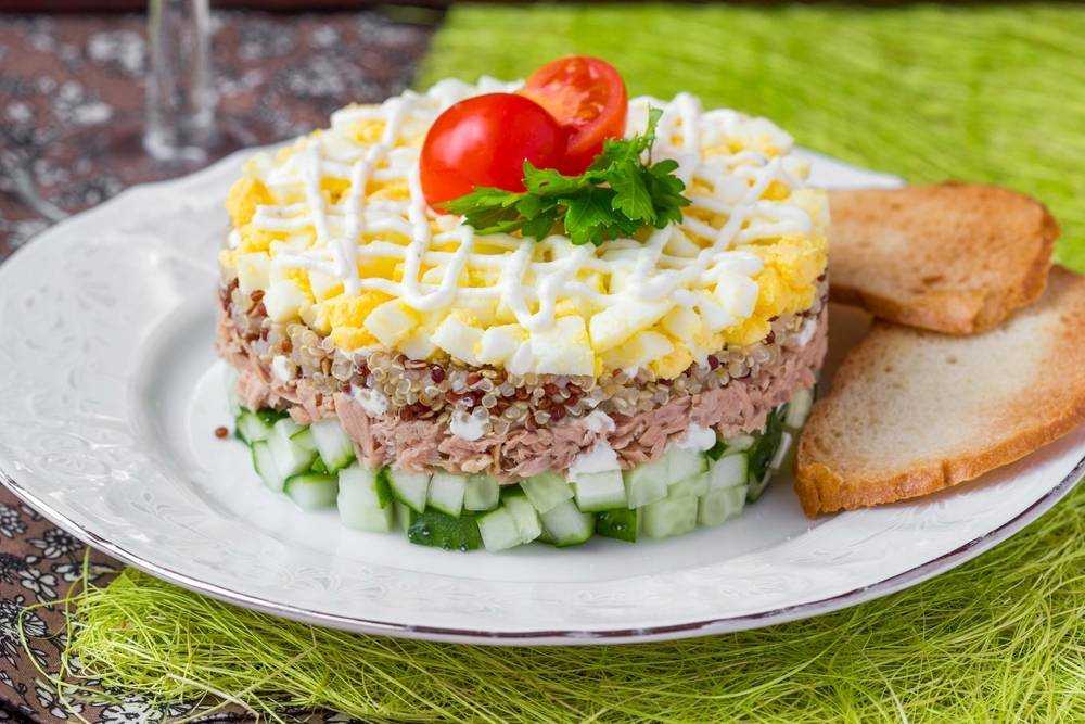 Рыбный салат из отварной рыбы. рецепт классический простой с картошкой, рисом, маслом, яйцом. фото пошагово