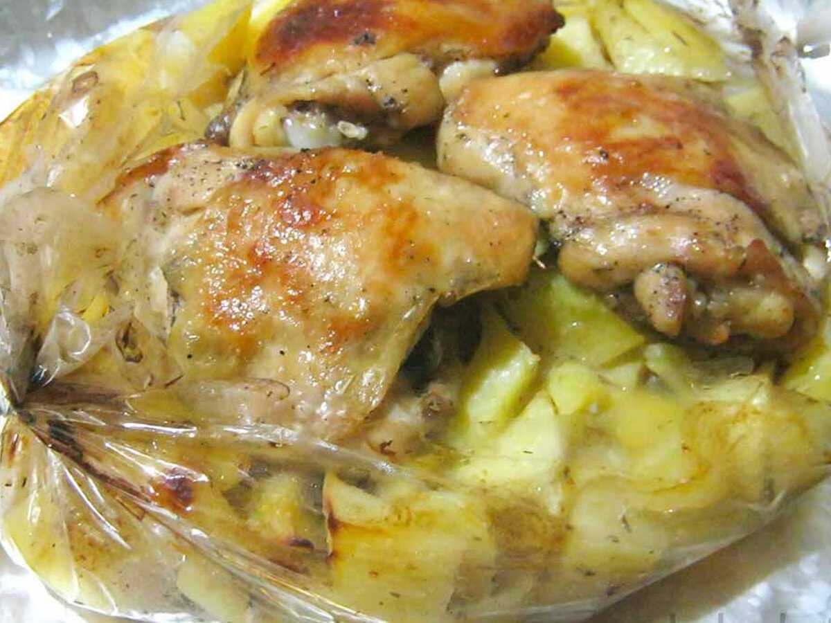 Запечь куриные в пакете. Курица с картошкой в рукаве. Курица в духовке. Курица с картофелем в рукаве. Курица с картошкой в духовке.