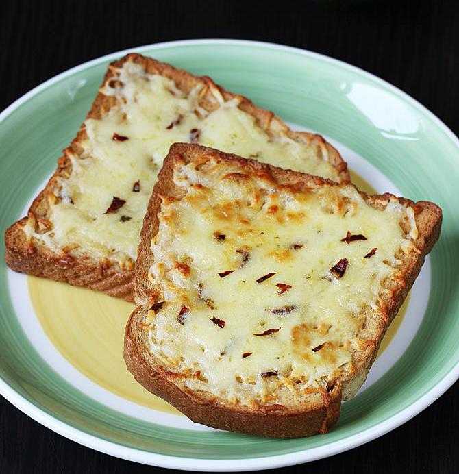 Хлеб яйца сыр рецепт. Яичница в хлебе с сыром. Омлет с хлебом. Омлет запеченный в хлебе. Яйцо в хлебе.