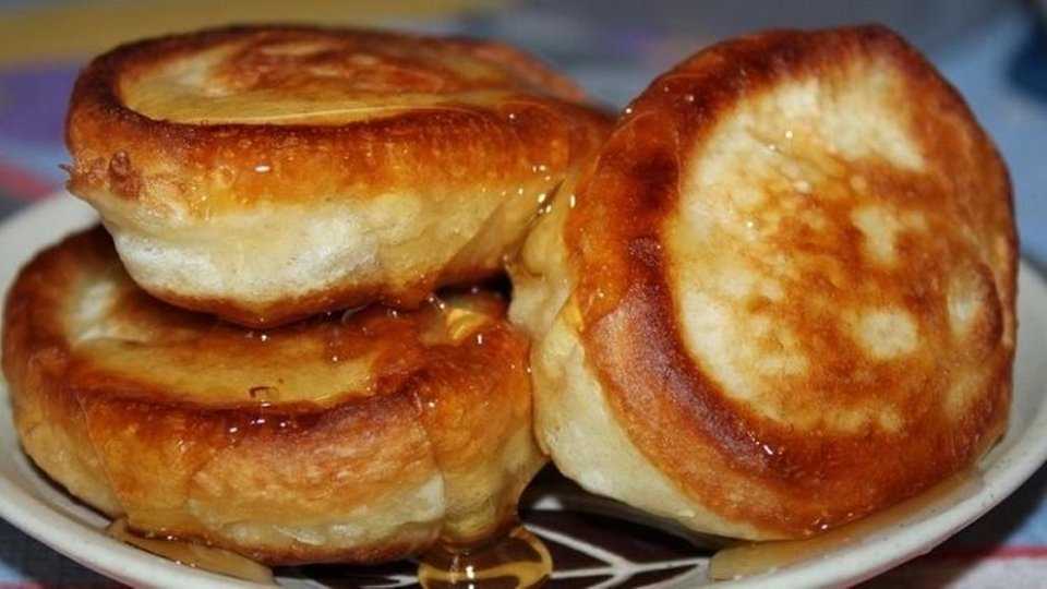 Пышные оладьи на сыворотке, лучшие рецепты с дырочками
