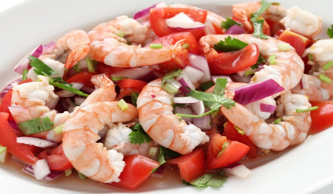 Самые вкусные салаты с креветками: 10 простых и пошаговых рецептов для тех, кто хочет приготовить холодное блюдо именно из этого морепродукта