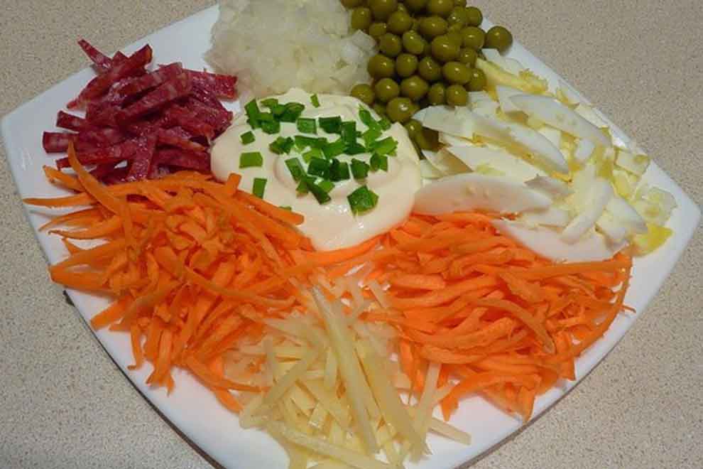 Праздничный салат «радуга»: ингредиенты и пошаговый классический рецепт с чипсами и колбасой кучками. как вкусно приготовить салат «радуга» из свежих овощей с кириешками, сухариками, картошкой фри, кр