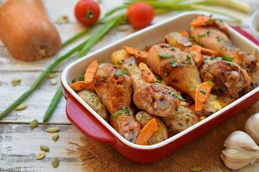 Мясо морковь картошка рецепт. Голень с овощами в духовке. Куриные ножки с картошкой. Курица с овощами. Куриные голени с овощами в духовке.