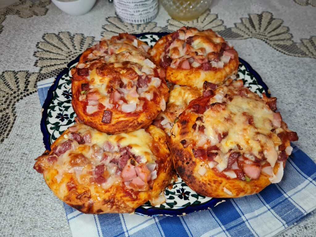 Рецепт школьной пиццы с колбасой и сыром