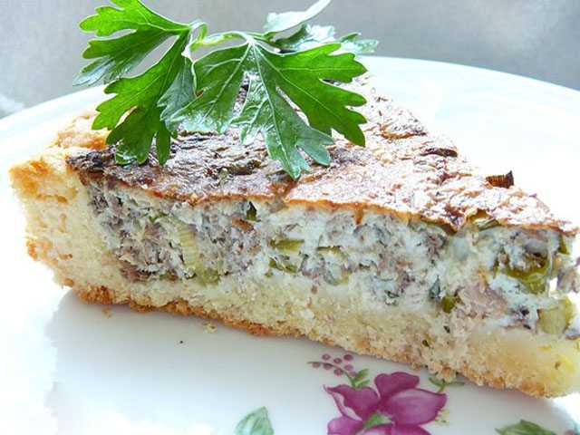 Пирог с рисом и рыбными консервами из дрожжевого теста в духовке, рецепт с фото