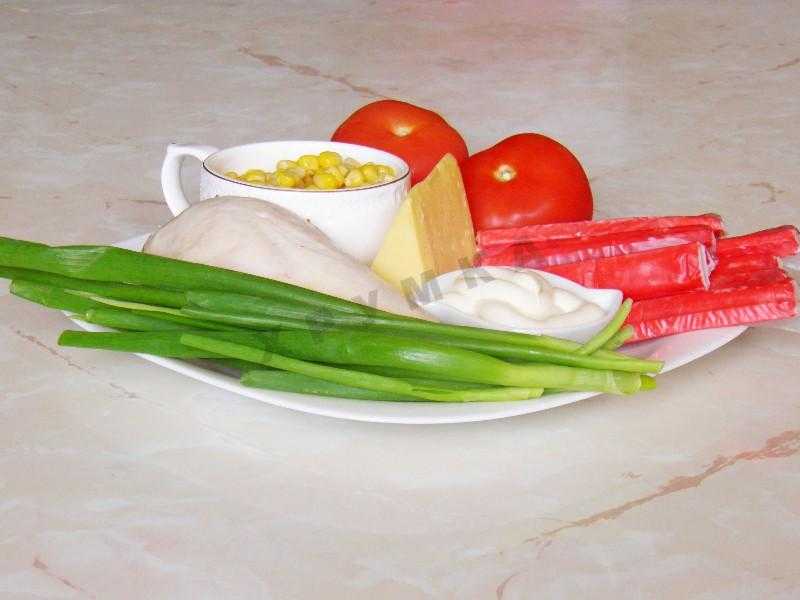 Салат с крабовыми палочками и курицей - рецепты