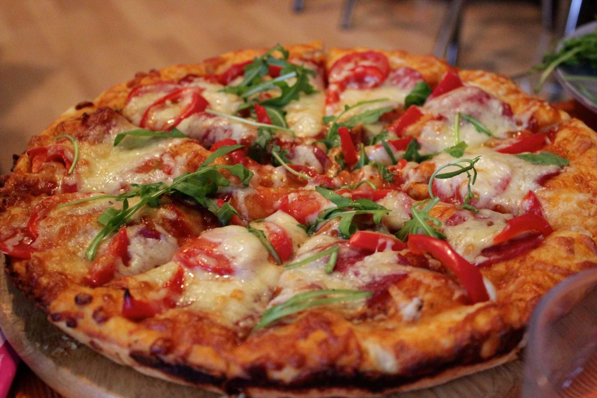 как приготовить пиццу в домашних условиях в духовке видео с колбасой и сыром фото 38