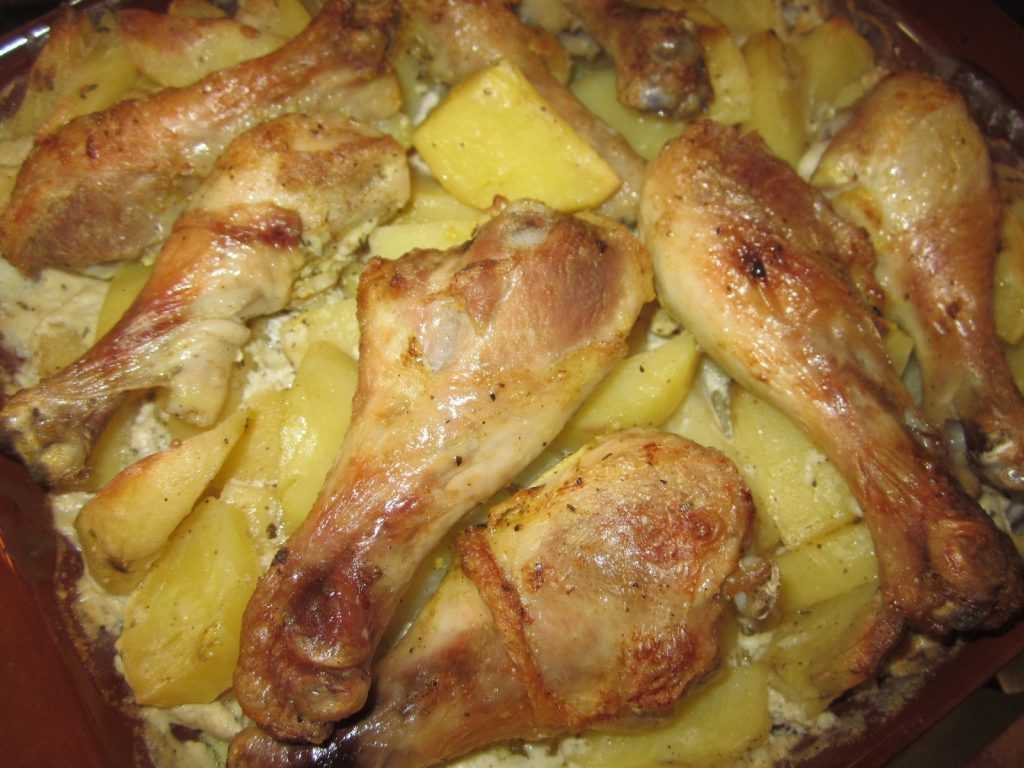 Курица с картошкой в казане тушеная на костре и плите