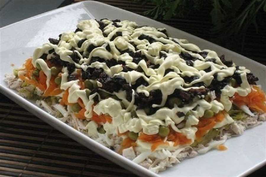 Салат из курицы с черносливом и грецкими орехами - 10 рецептов с сыром, огурцом, яйцом с пошаговыми фото