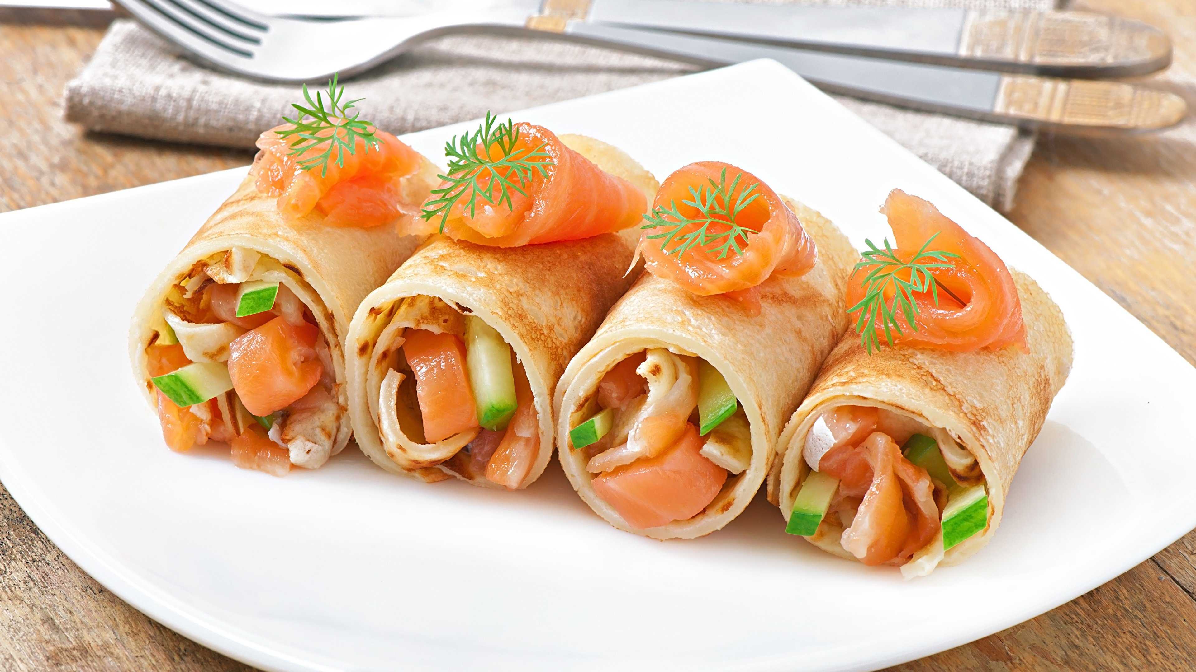 Роллы из блинов с семгой и сливочным сыром