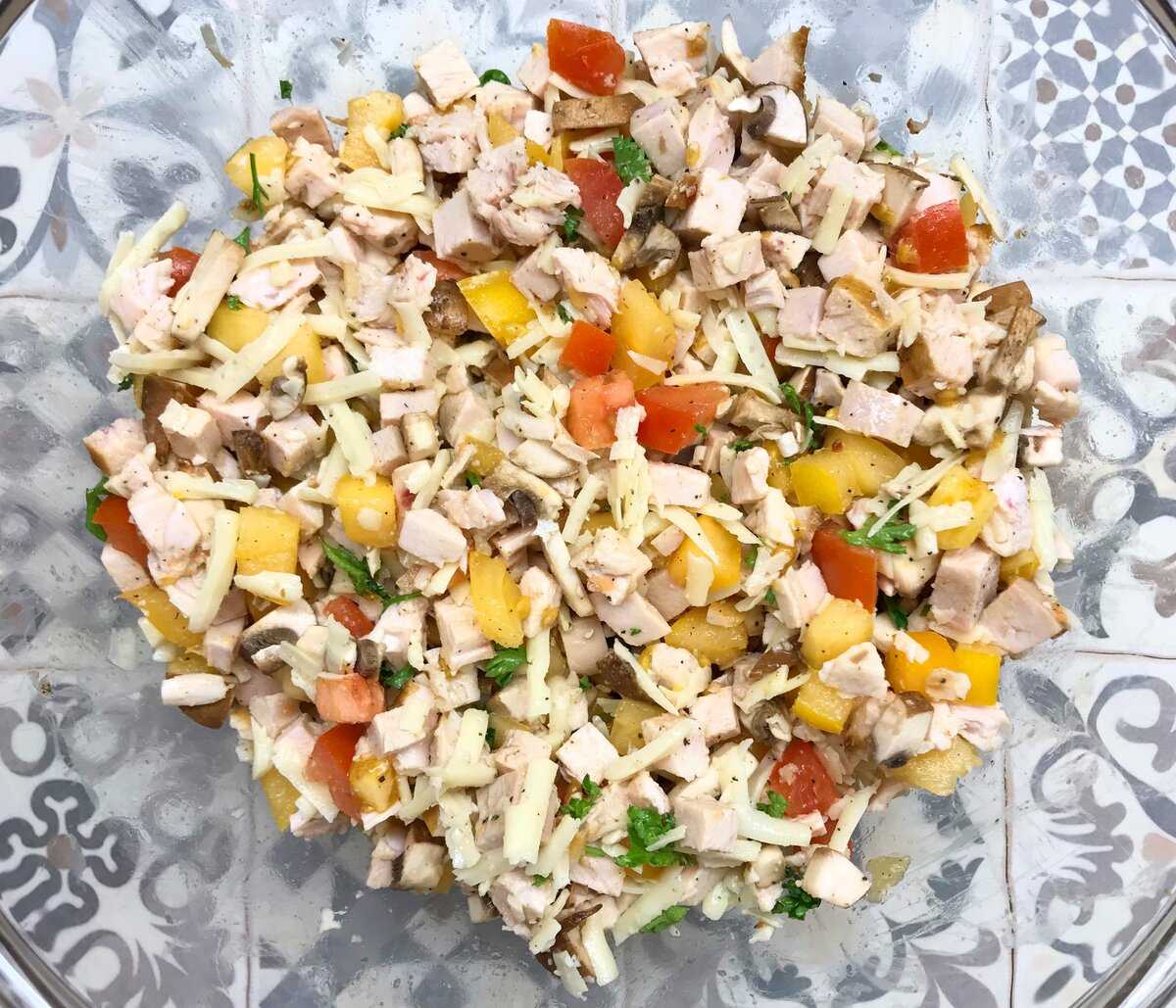 Салат с копченой курицей и грибами рецепт с фото