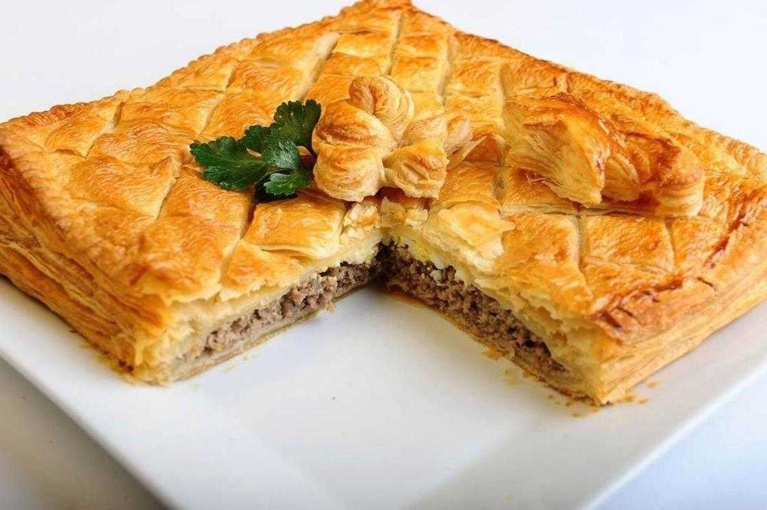 Хачапури из слоеного теста с сыром, сулугуни, творогом и брынзой
